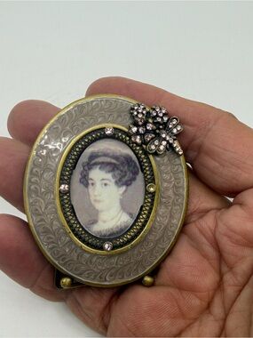 Two's Company amethyst and Gold Oval Portrait Frame Brooch w Rhinestone Cluster